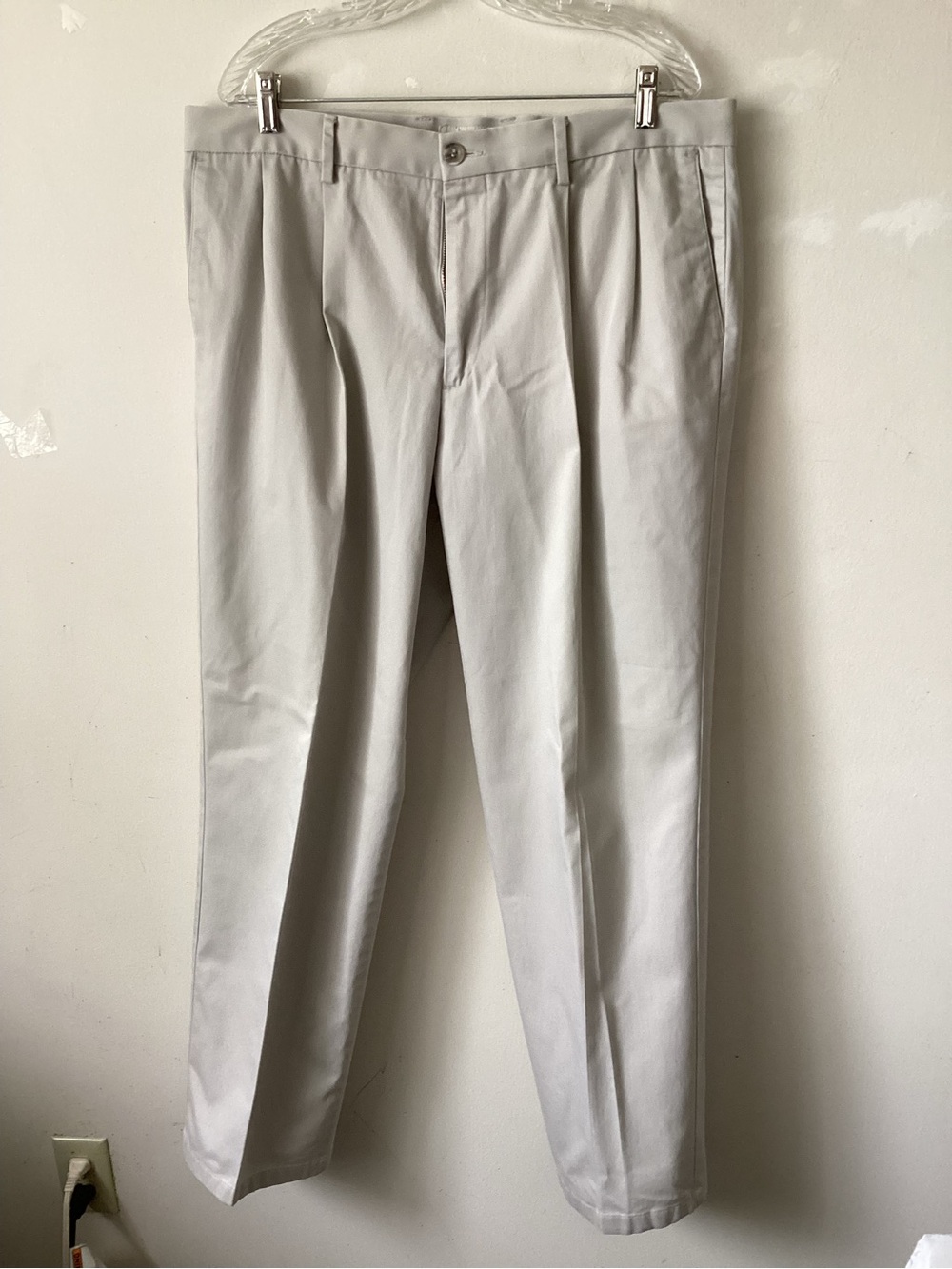 Dockers Classic fit Men's Pleated front Pants - beige